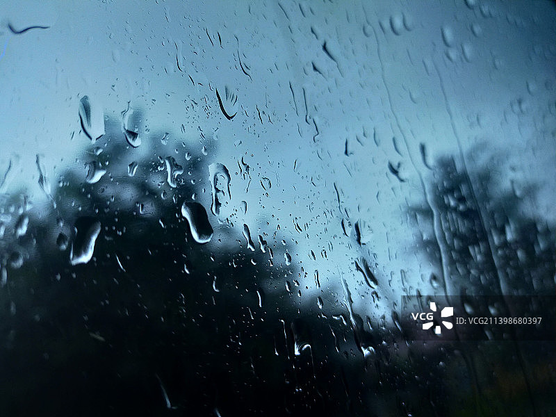 雨季期间潮湿玻璃窗的完整画面图片素材