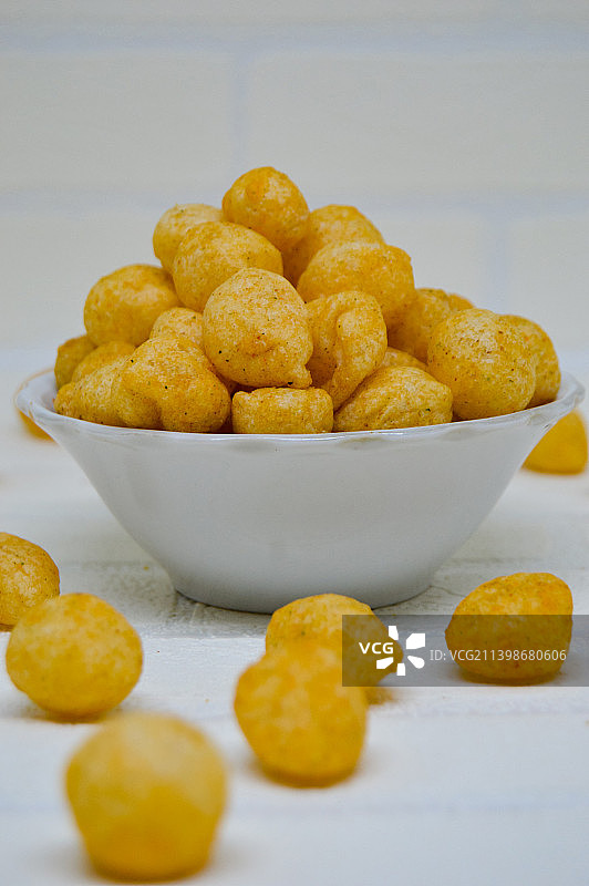 碗里美味可口的Cimol，白色背景，印度尼西亚雅加达南部图片素材