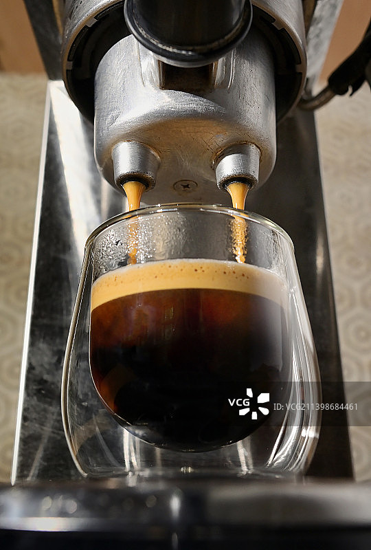 意式咖啡机和意式浓缩咖啡杯的广角照片图片素材