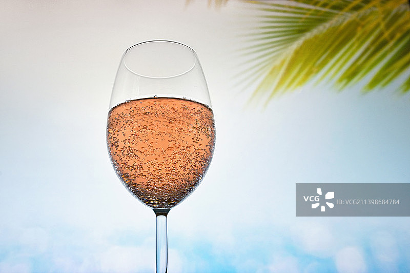 玫瑰香槟气泡酒玻璃杯图片素材