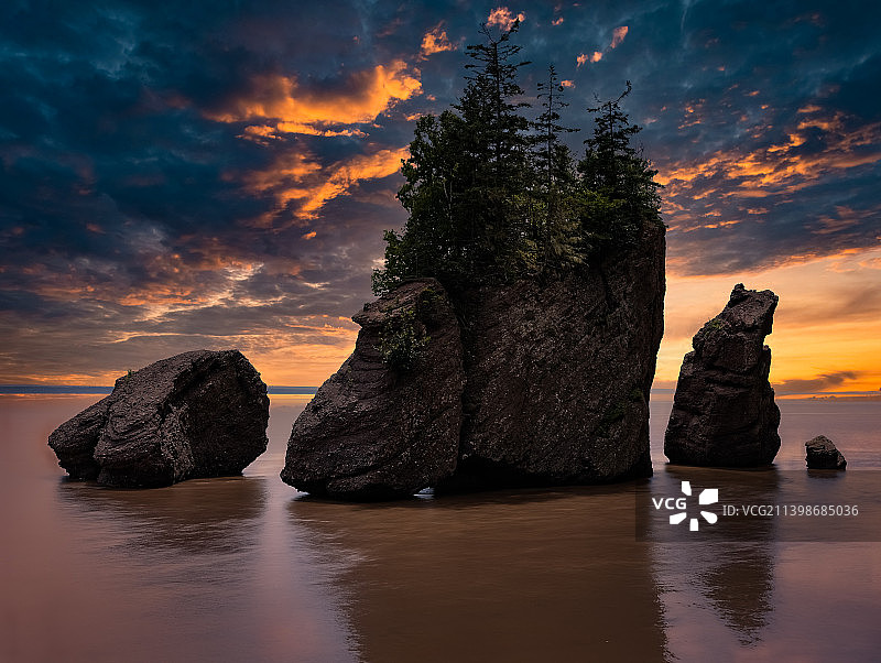 加拿大霍普威尔岩省立公园的日落海景岩层风光图片素材