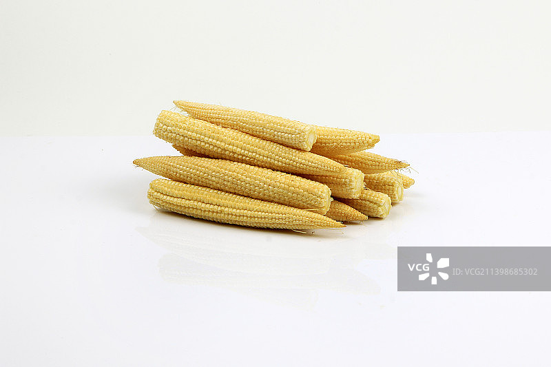 白色背景下的玉米特写，印度尼西亚图片素材