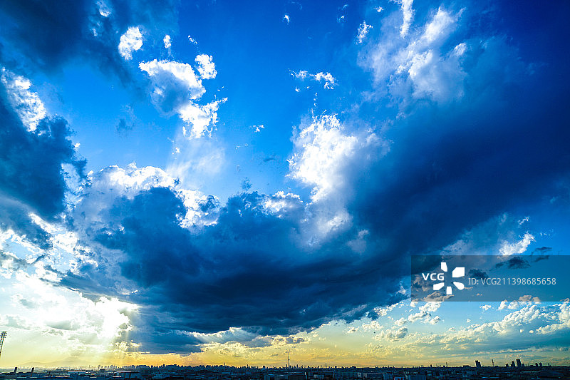 东京晴空塔与东京天际线暮光景色图片素材