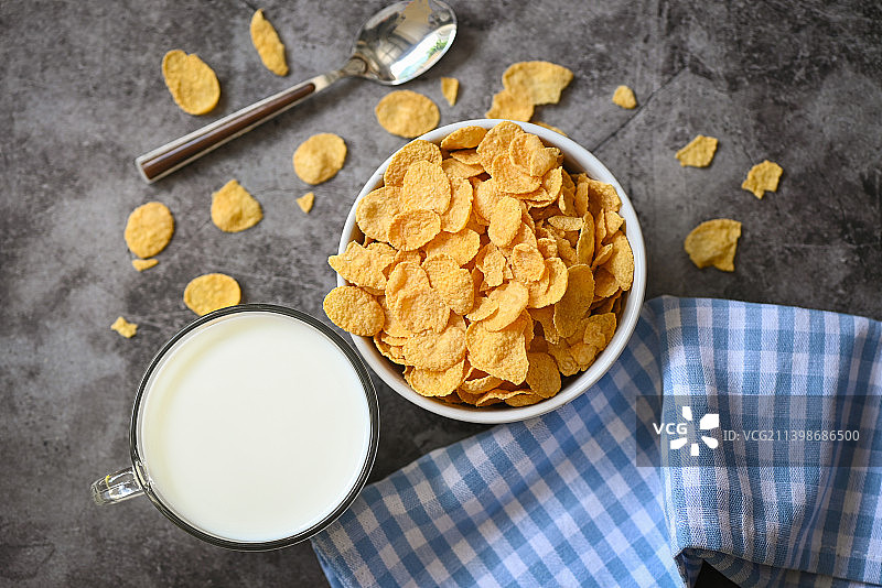 深色背景下的玉米片和牛奶，健康食品和零食图片素材