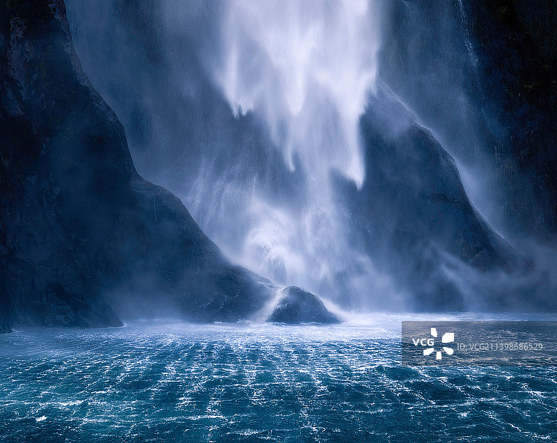 新西兰南地米尔福德峡湾瀑布风光图片素材