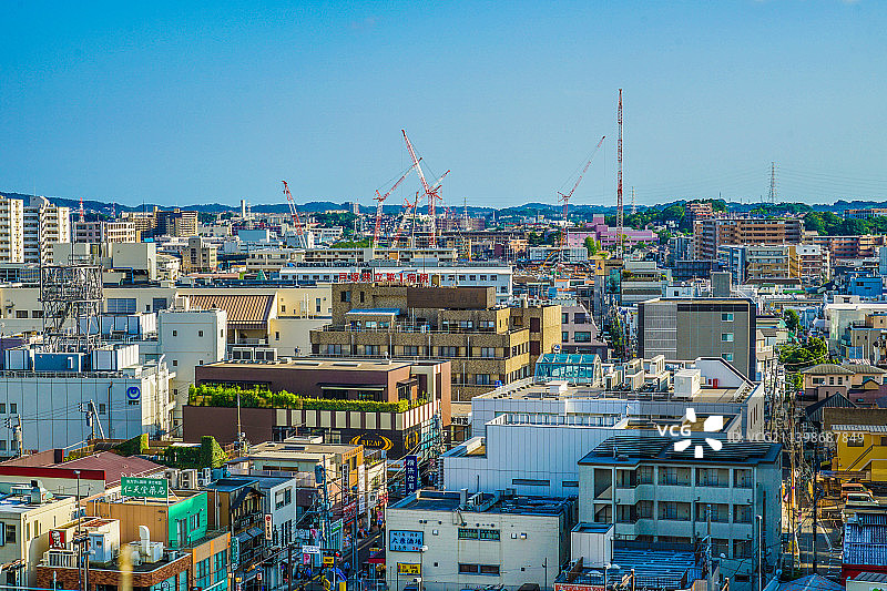 在晴朗蓝天下拍摄的城市建筑群俯视图图片素材