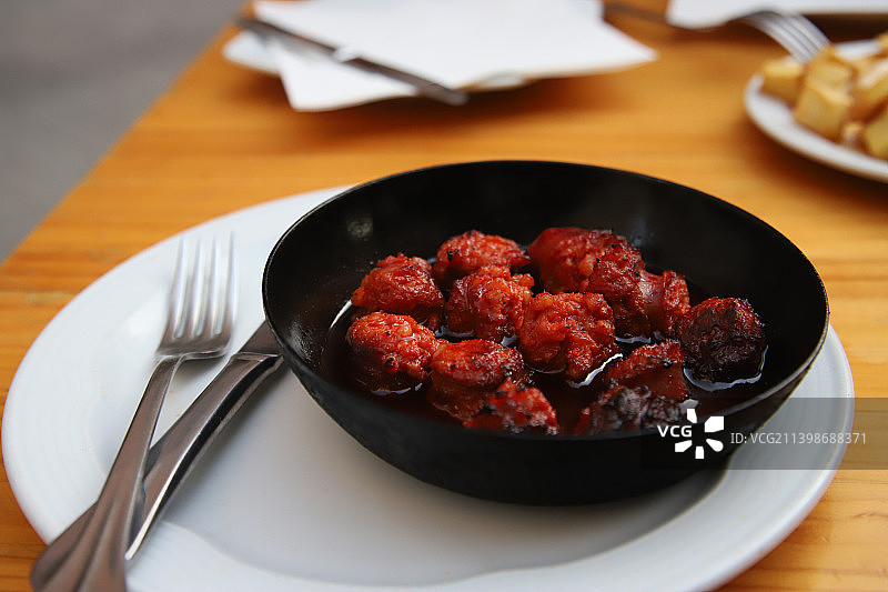 西班牙瓦伦西亚的 Choricitos 香肠和小酱汁图片素材