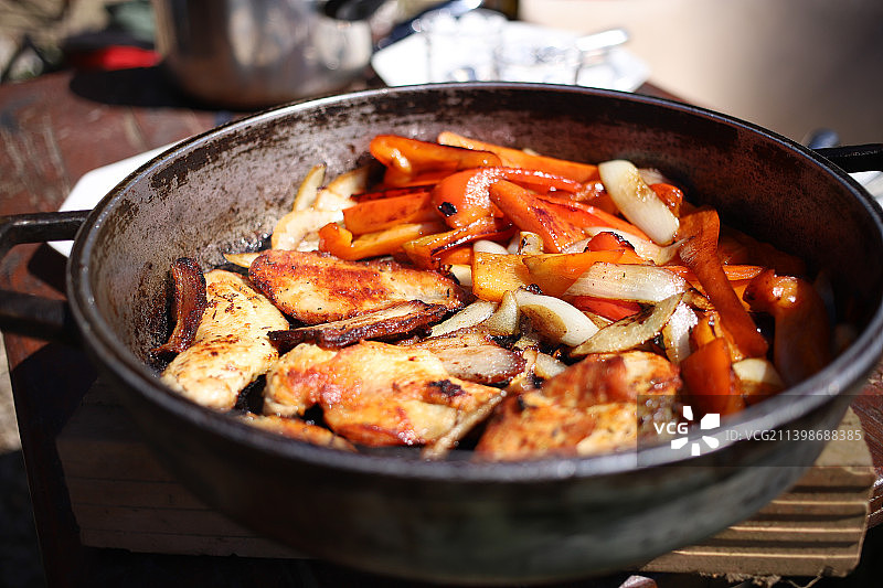 平底锅配炸鸡和蔬菜，西班牙巴利阿里群岛伊维萨岛图片素材