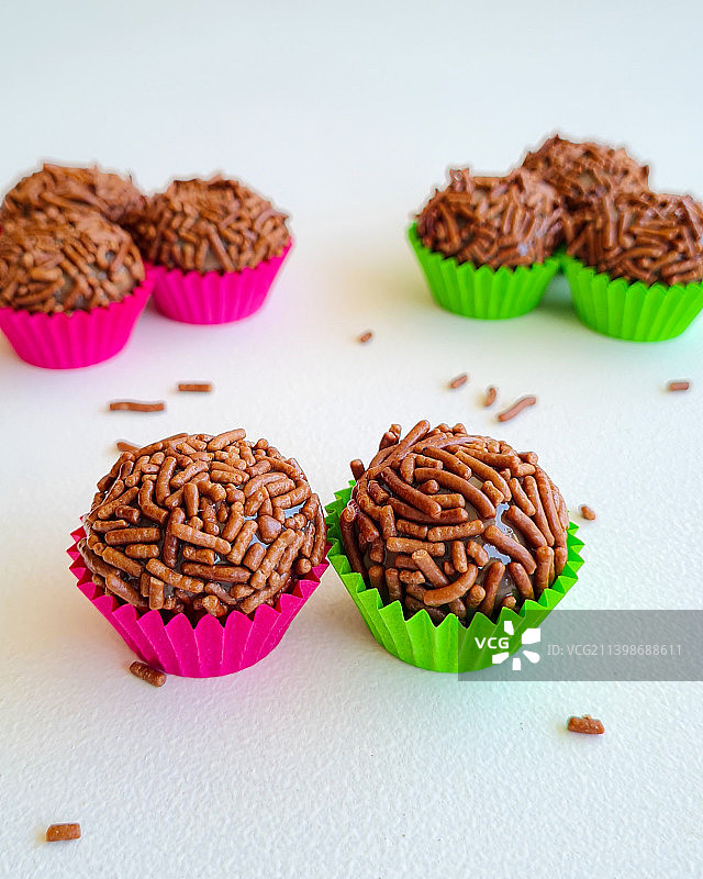 桌子上纸杯蛋糕的俯视照片图片素材