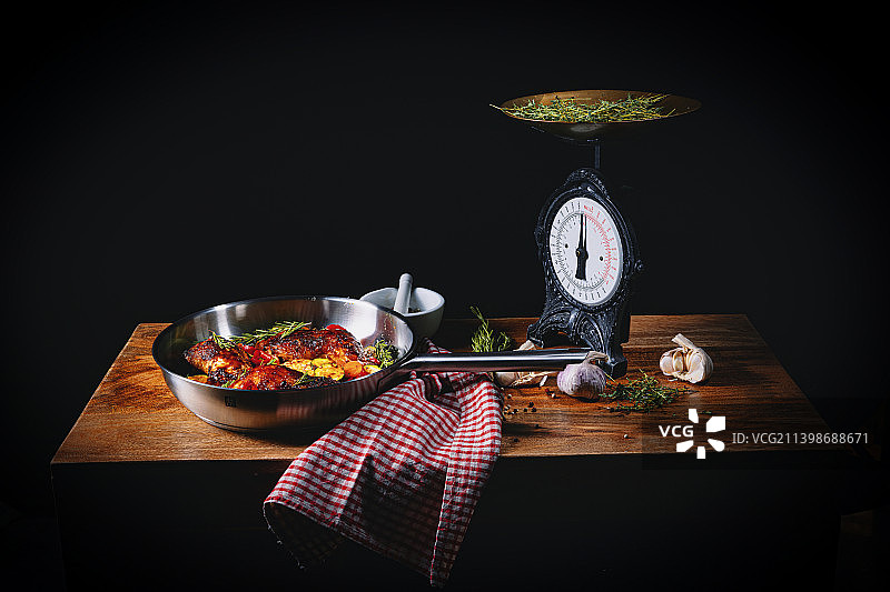 黑色背景下餐桌上食物的特写图片素材