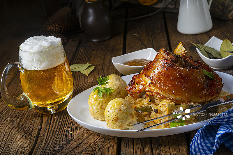 猪肘配酸菜和甜芥末图片素材