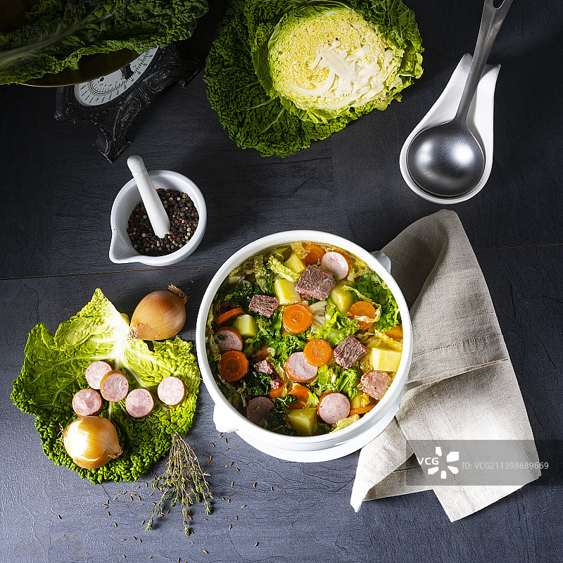 白瓶装美味皱叶甘蓝汤图片素材