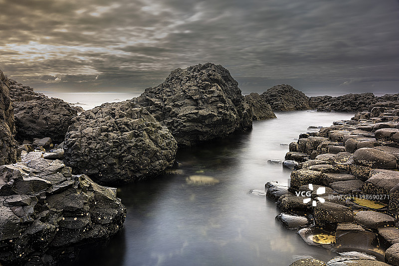 英国布什米尔斯海中岩石景观图片素材