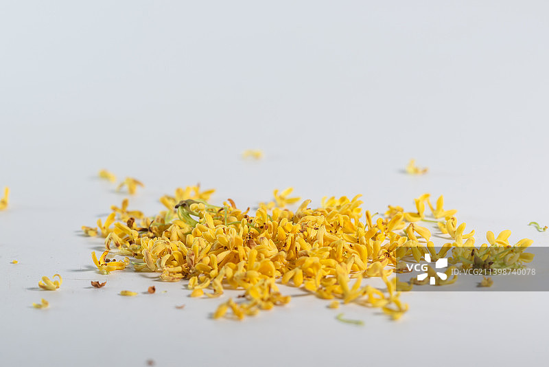 在白色背景上跳起来的桂花高速棚拍广告素材图片素材