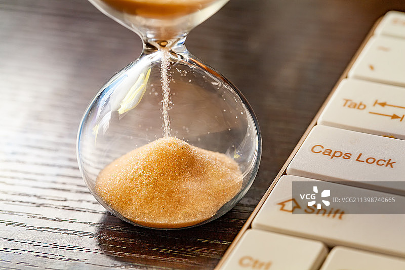 桌面静物沙漏特写图片素材