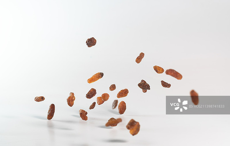 葡萄干在白色背景上跳起来高速棚拍广告素材图片素材