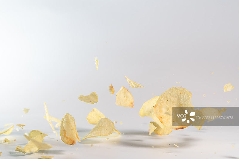 柠檬味薯片在白色背景上跳起来高速棚拍广告素材图片素材
