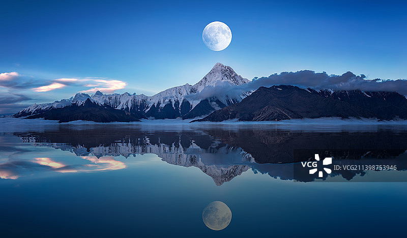 贡嘎雪山下的月亮，雪山倒影图片素材