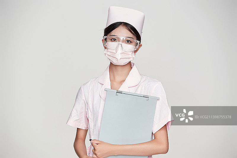 身穿粉色护士服佩戴听诊器的女性医护人员图片素材