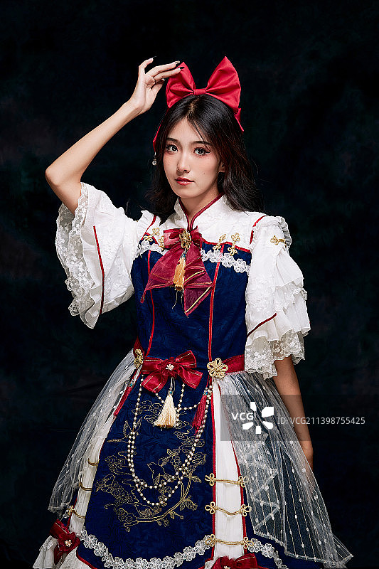 影棚内角色扮演白雪公主的少女（洛丽塔）图片素材