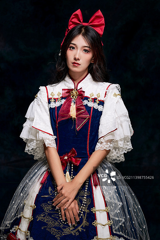 影棚内角色扮演白雪公主的少女（洛丽塔）图片素材