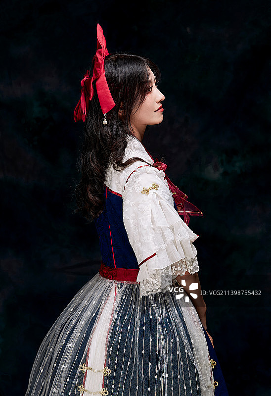 影棚内角色扮演白雪公主的少女（洛丽塔）图片素材