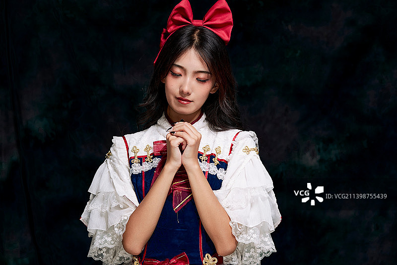 影棚内角色扮演白雪公主的少女（洛丽塔）图片素材