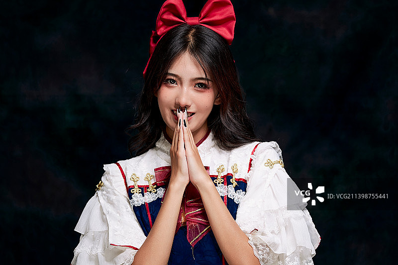 影棚内角色扮演白雪公主的少女（洛丽塔）图片素材