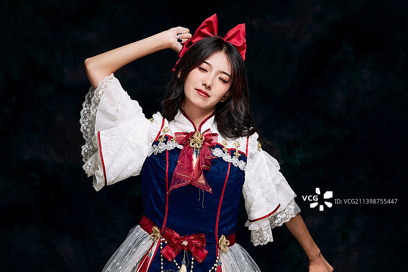 影棚内角色扮演白雪公主的少女（洛丽塔）图片素材