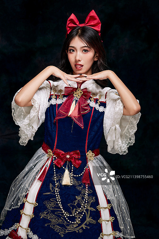 影棚内角色扮演白雪公主的少女（洛丽塔）图片素材