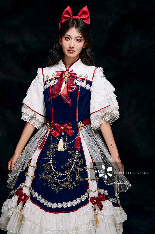 影棚内角色扮演白雪公主的少女（洛丽塔）图片素材