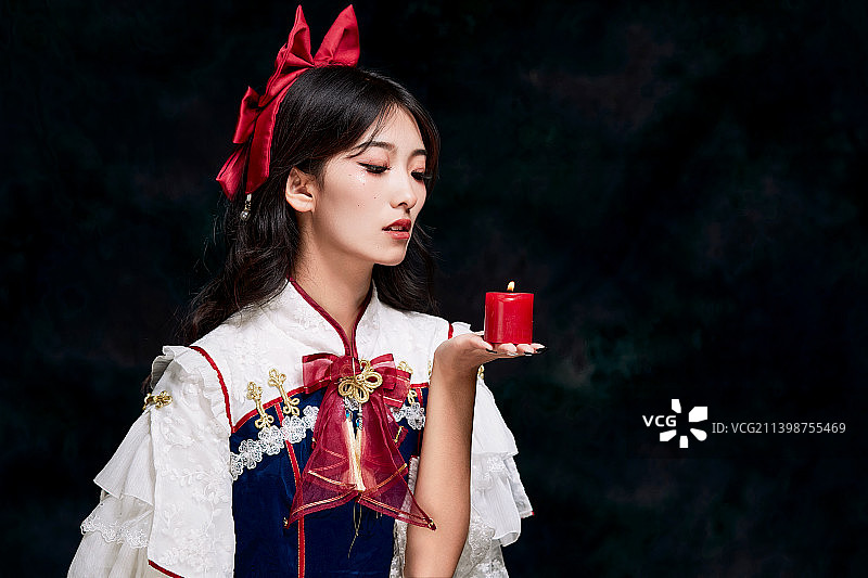 影棚内角色扮演白雪公主的少女（洛丽塔）图片素材