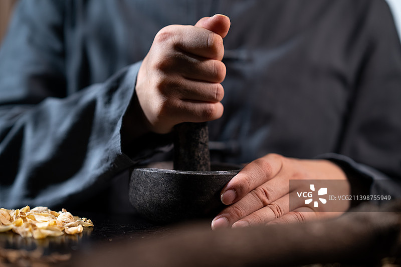 使用捣药罐研磨中药材图片素材
