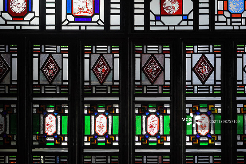 岭南园林彩色玻璃花窗特写图片素材