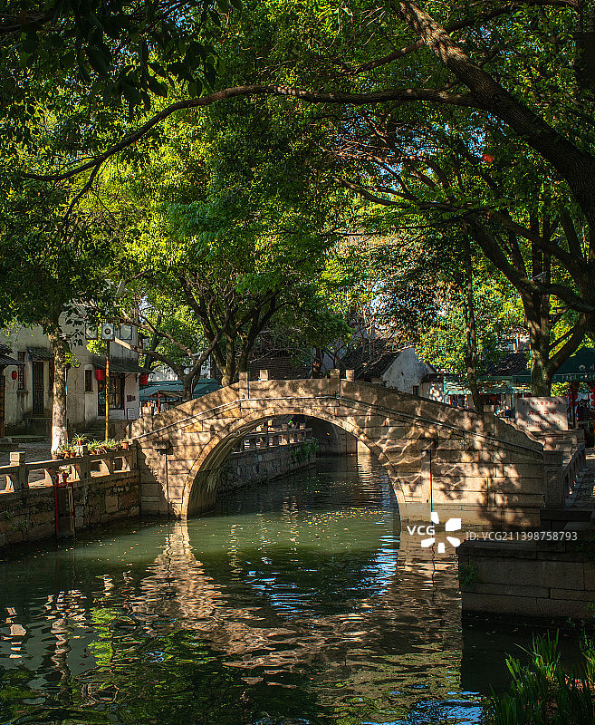 苏州同里古镇里的同里三桥图片素材