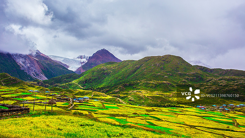 雨后中国西藏昌都地区八宿县然乌来古冰川图片素材