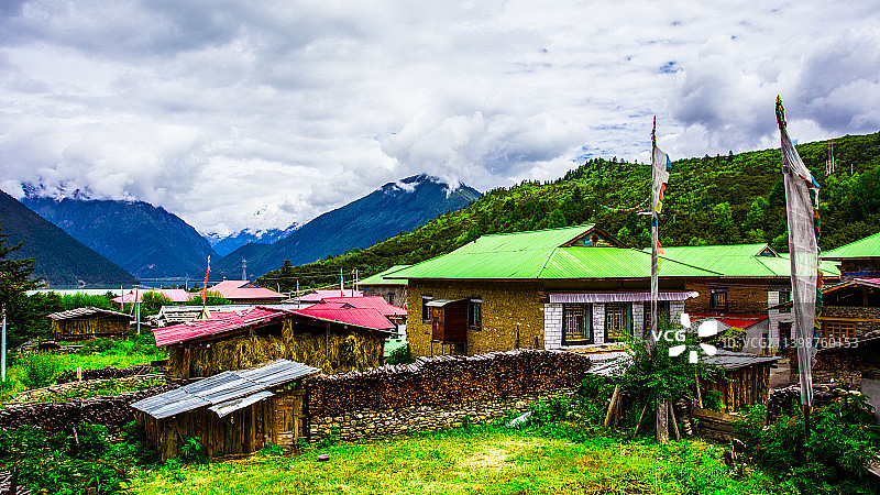 西藏林芝工布江达县巴松措景区结巴村图片素材