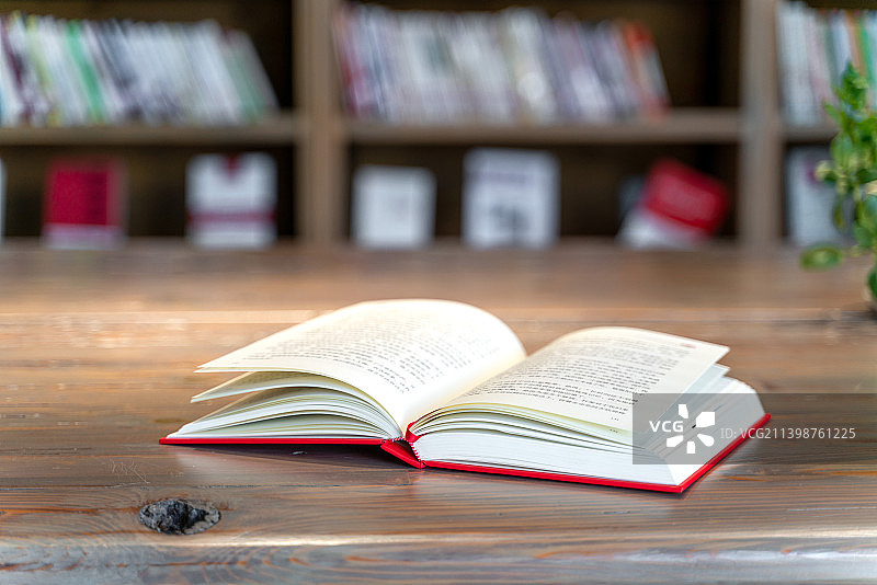 一本打开的书图片素材