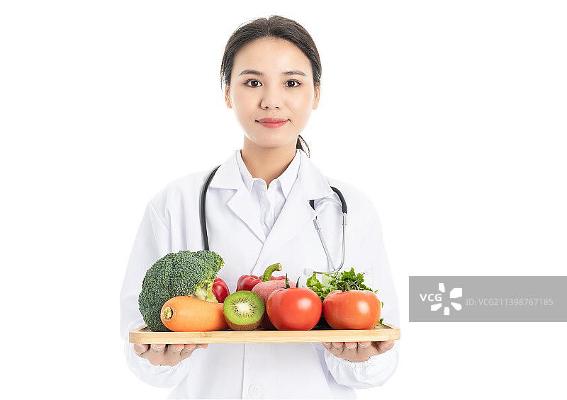 健康饮食概念中国女医生手捧着一盘新鲜蔬果图片素材