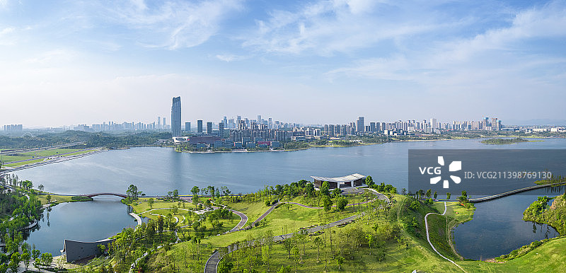 中国四川成都市天府新区兴隆湖城市建筑天际线图片素材