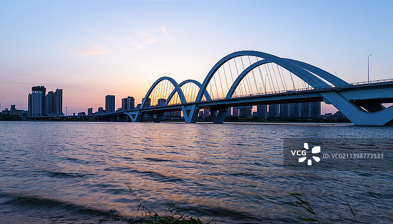 山东省临沂市南京路沂河大桥晚霞夜景图片素材