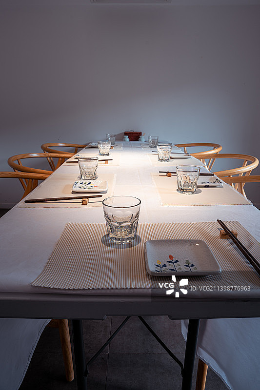 现代中式简约风格餐桌图片素材