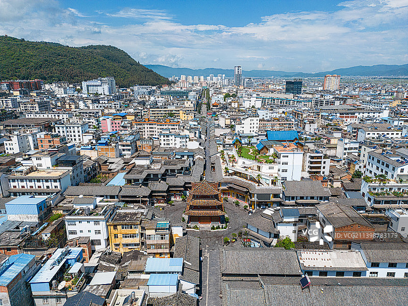 云南玉溪通海县古城建筑和秀山的高角度视角图片素材