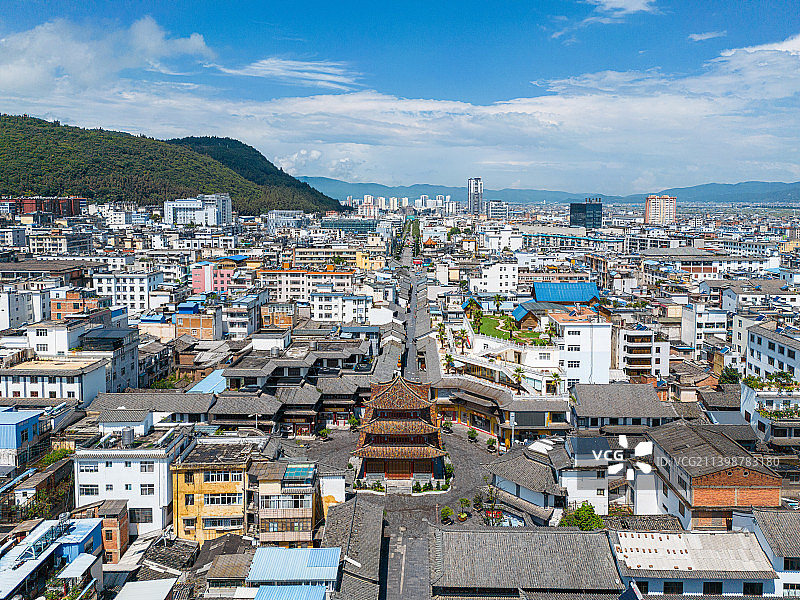 云南玉溪通海县古城建筑和秀山的高角度视角图片素材