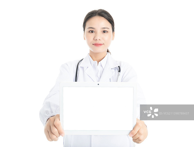 中国年轻女医生在使用平板电脑图片素材