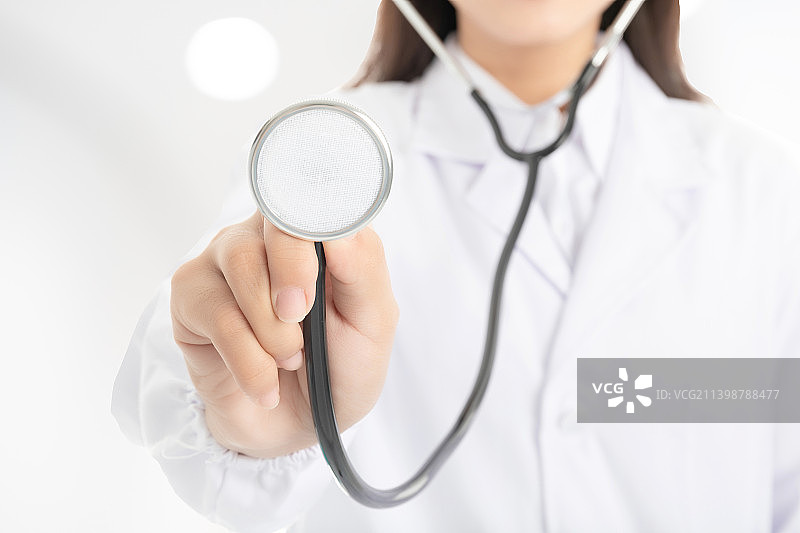 中国年轻女医生使用听诊器图片素材