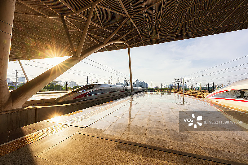 中国铁路复兴号动车组停靠高铁站台场景图片素材