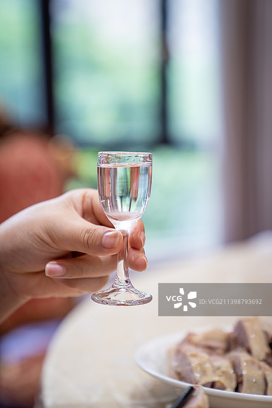 喝白酒图片素材