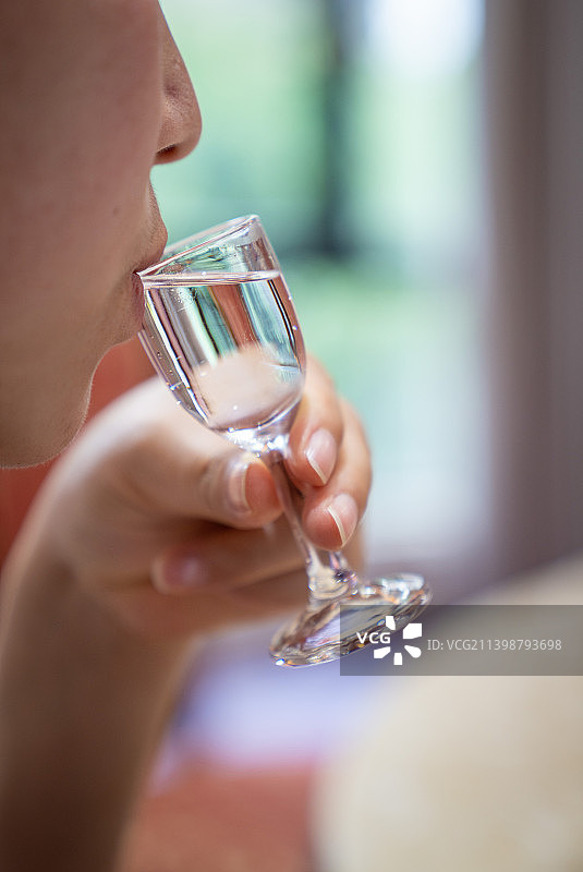 喝白酒图片素材