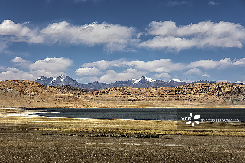 中国西藏日喀则吉隆县的错戳龙错与雪山图片素材